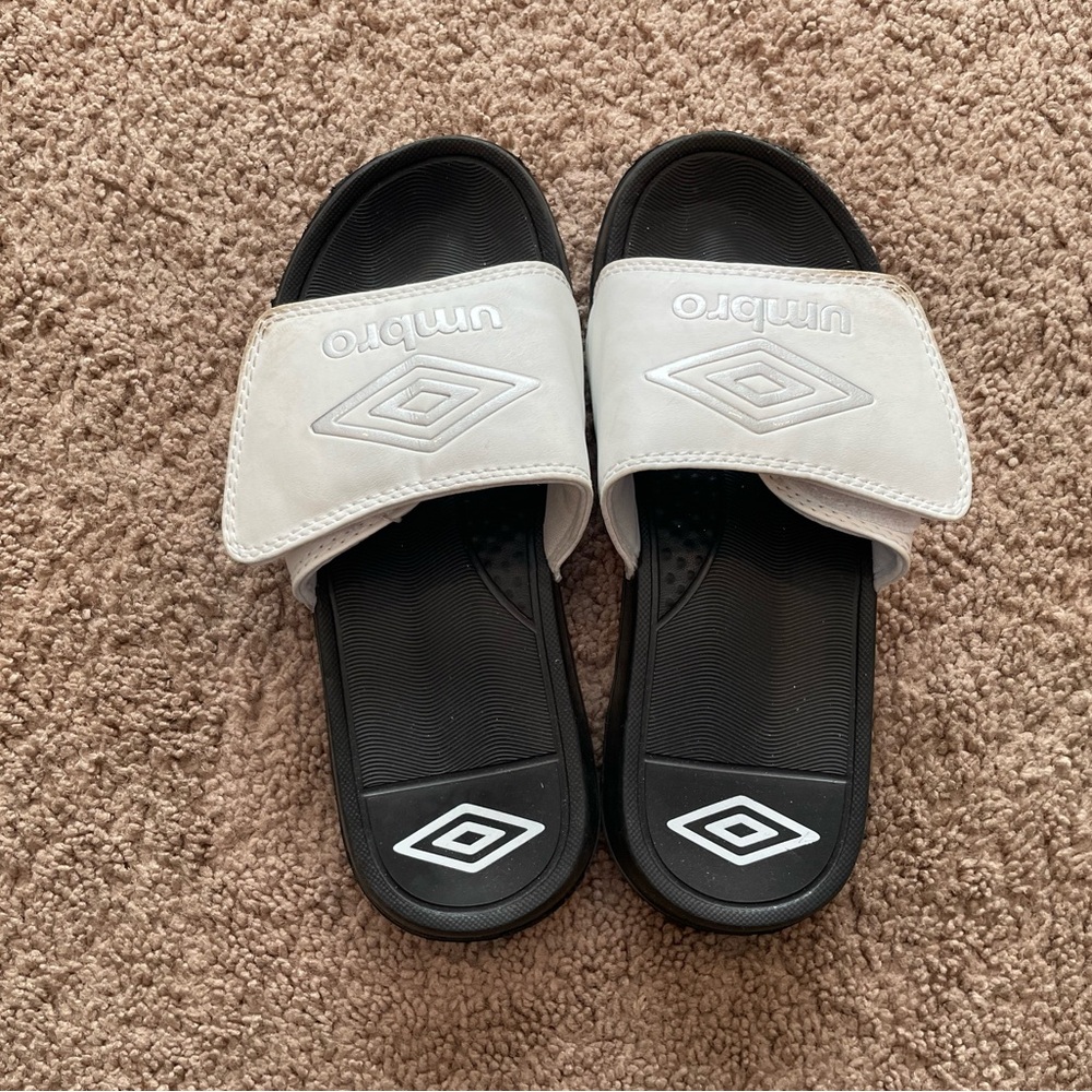 Boys white Umbro slides. Size 13.
